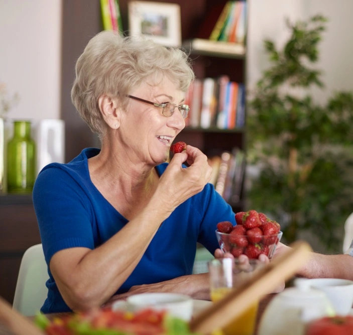 persona tercer edad comiendo