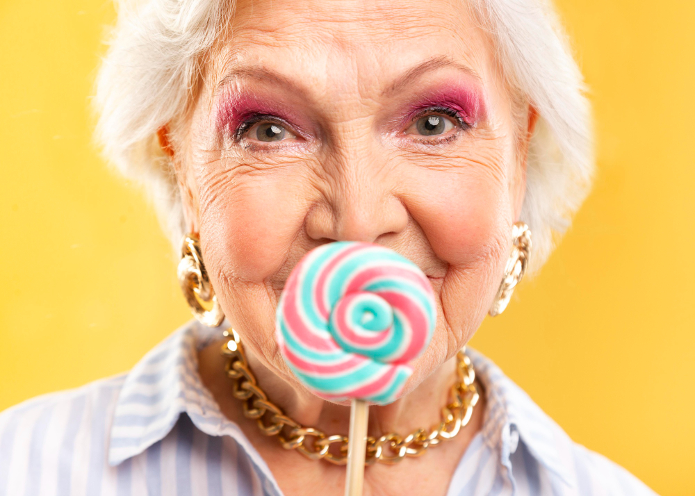 persona tercera edad comiendo caramelos